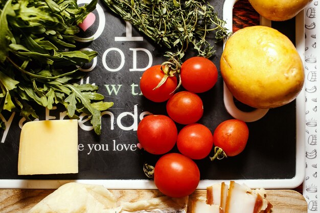 Verse boerenmarkt groenten en fruit met kaas op rode tafel