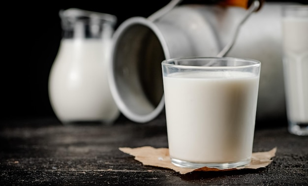 Foto verse boerenmelk in een glas op tafel