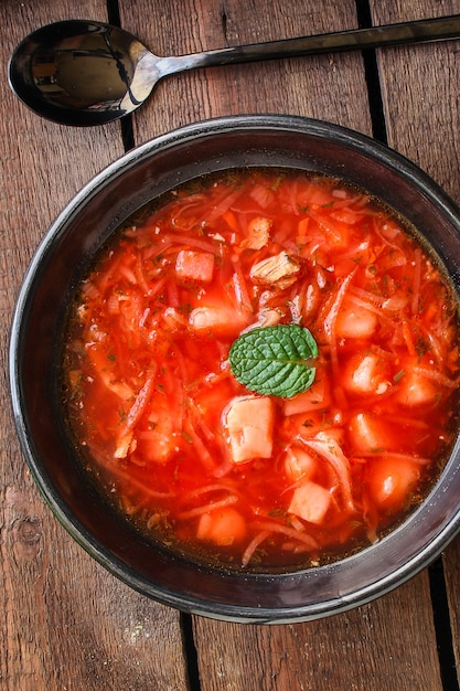 Verse borsjt rode tomatensoep met vlees voorgerecht yulion en groenten