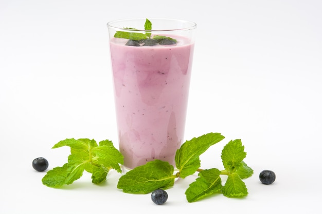 Verse bosbes smoothie in geïsoleerd glas