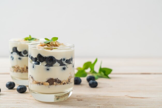 verse bosbessen en yoghurt met granola - Gezonde voedingsstijl