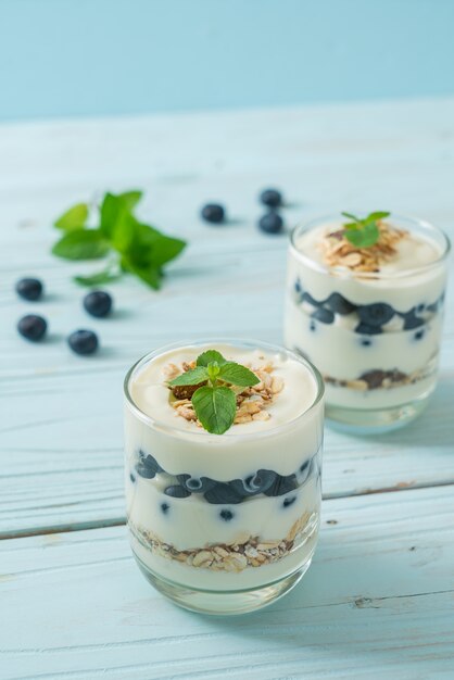 Verse bosbessen en yoghurt met granola