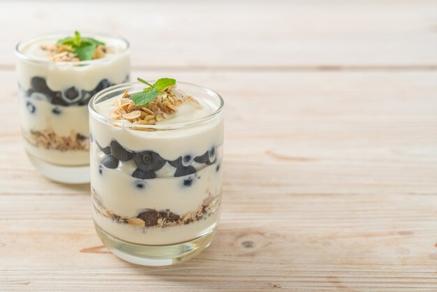 verse bosbessen en yoghurt met granola