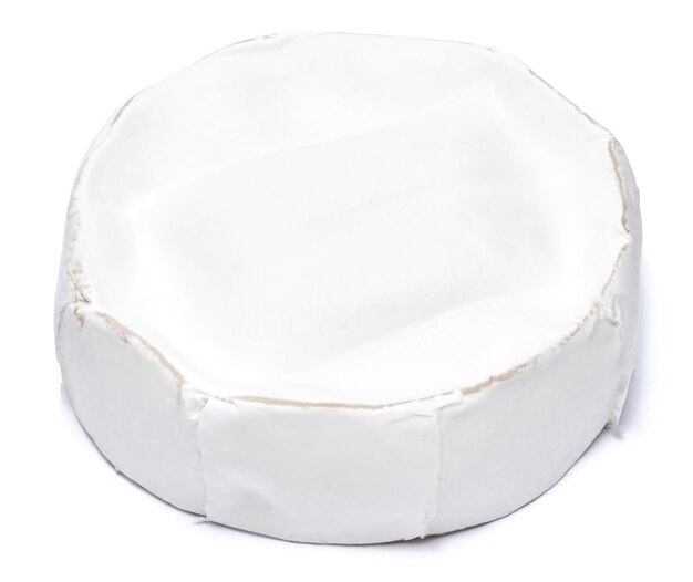 Verse brie of camembert kaas geïsoleerd op een witte achtergrond