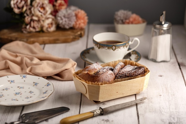 Verse brioche in een houten verpakking op een witte houten tafel