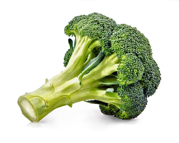 Verse broccoli geïsoleerd op een witte achtergrond.