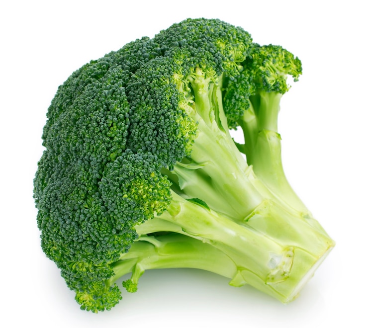 Foto verse broccoli geïsoleerd op een witte achtergrond