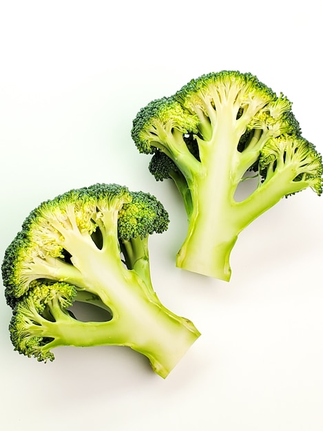 Verse broccoli geïsoleerd op wit