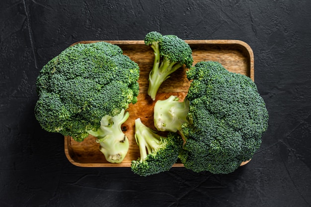 Verse broccoli in een houten kom.