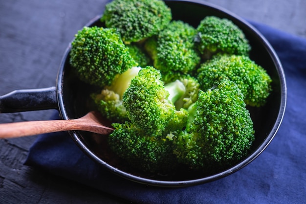 Verse broccoli in een pan