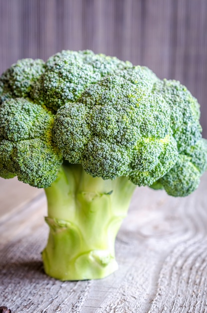 Verse broccoli op de houten tafel