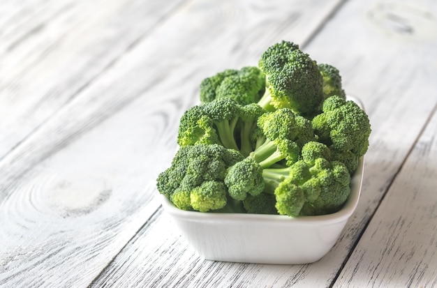 Verse broccoli op de witte kom