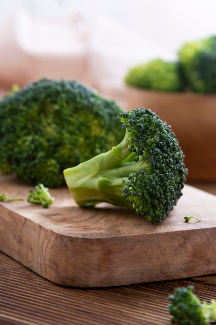 Foto verse broccoli op houten tafel. gezond eten, bovenaanzicht.