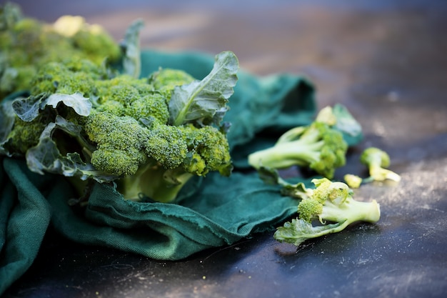 Verse broccoli op tafel