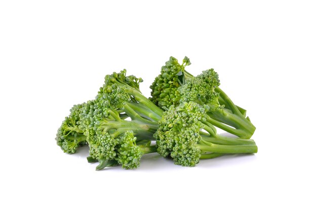 Verse broccoli op witte muur