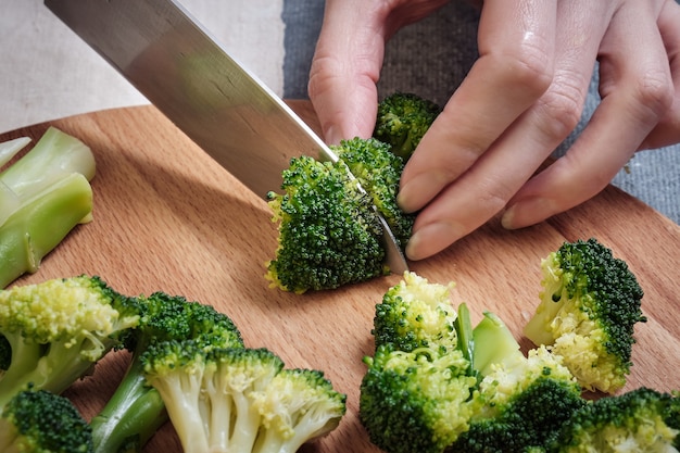 Verse broccoli snijden met een mes