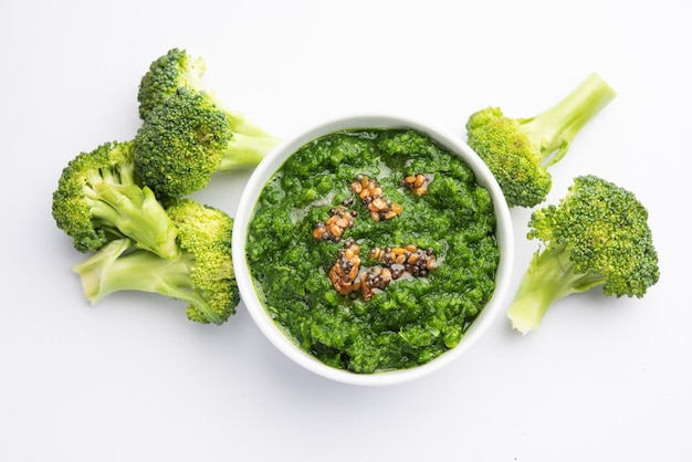 Verse broccolichutney of puree in de kom met rauwe stukjes