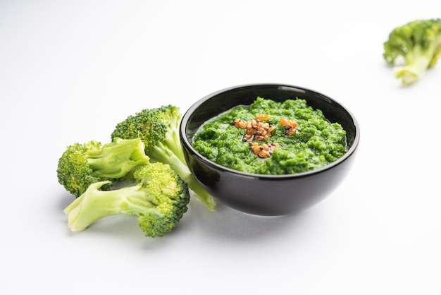 Verse broccolichutney of puree in de kom met rauwe stukjes