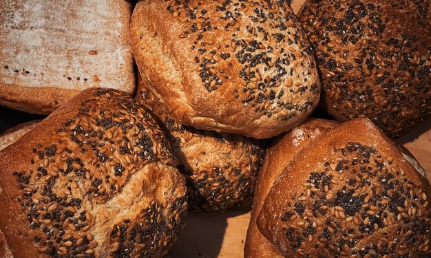 Verse broden en broodjes in rustieke bakkerijgebakken goederen op rustieke achtergrond en landelijke voedselmarkt