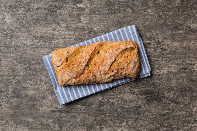 Verse broden met tarwe en gluten op een gekleurd tafelbrood op servet op rustieke achtergrond vers brood bovenaanzicht