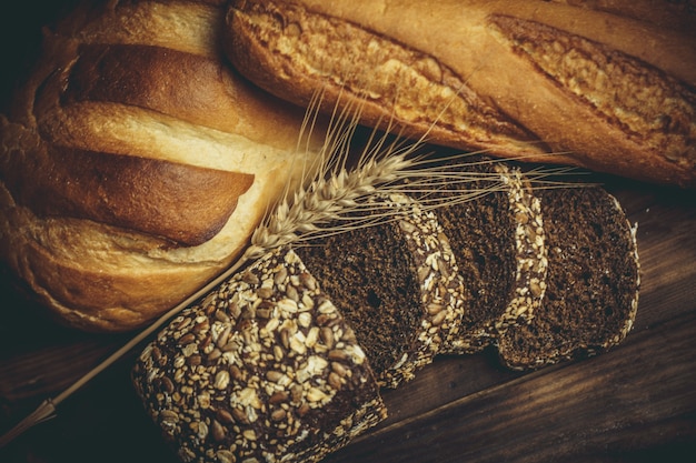 Verse broden met tarwe en gluten op een houten tafel