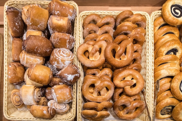 Verse broodjes met rozijnen maanzaad en kaneel in het winkelcentrum