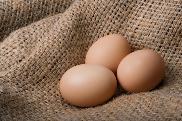 Verse bruine eieren op een zak Natuurlijke ruwe producten