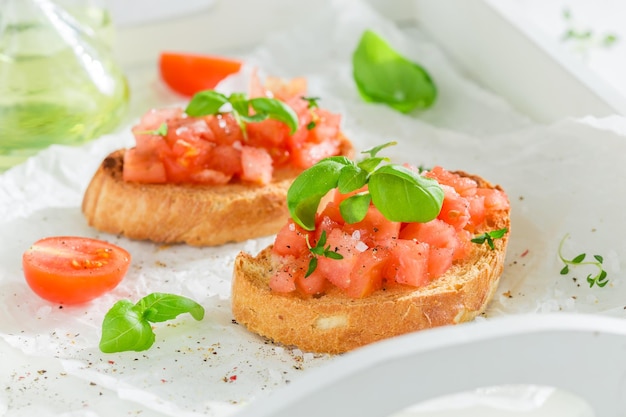 Verse bruschetta met basilicum en tomaat als tussendoortje