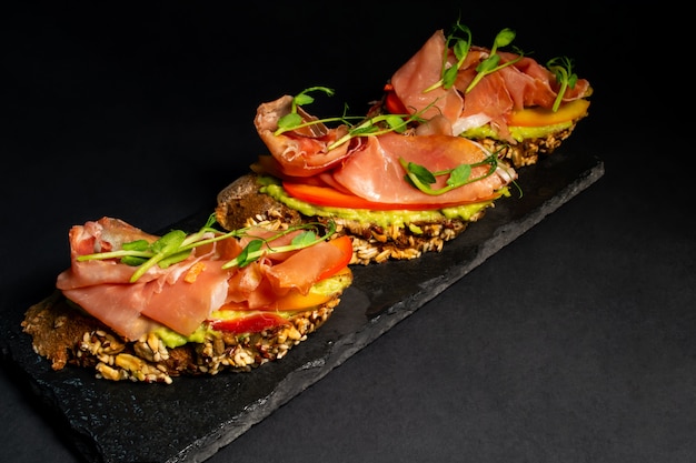 Verse bruschetta met garnalen, kaas, ham en microgreens