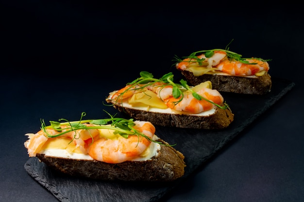 Verse bruschetta met zalm en komkommer