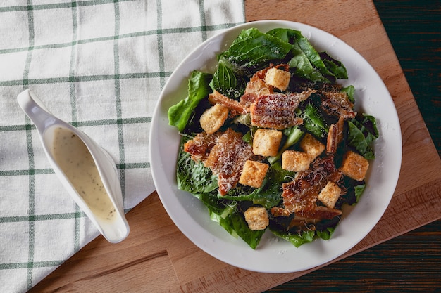 Verse Caesarsalade op een houten lijst