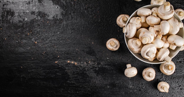 Foto verse champignons champignons in een kom op tafel