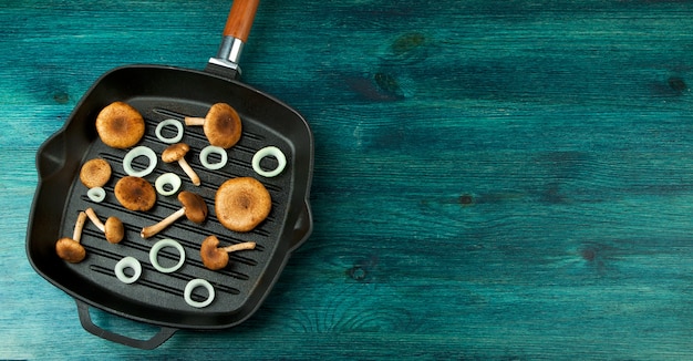 Verse champignons met specerijen en kruiden op zwarte bord