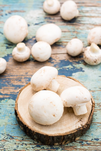 Verse champignons op een oude houten tafel.