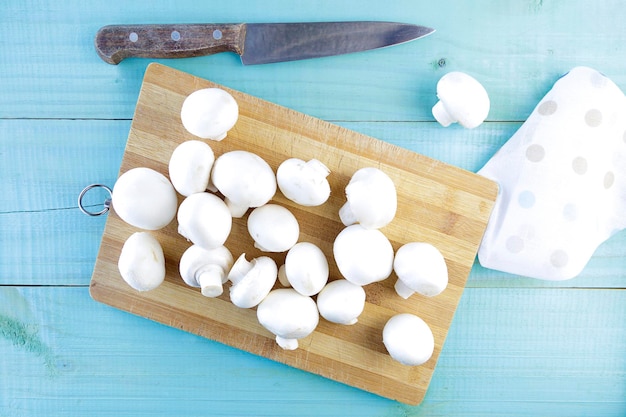 Verse champignons op houten snijplank