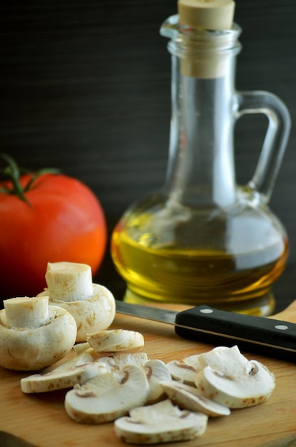 Foto verse champignons tomaten bloemkool en zonnebloemolie