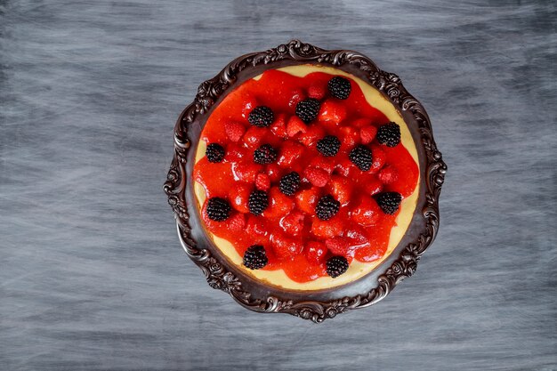 Verse cheesecake met aardbeien op een tafel.