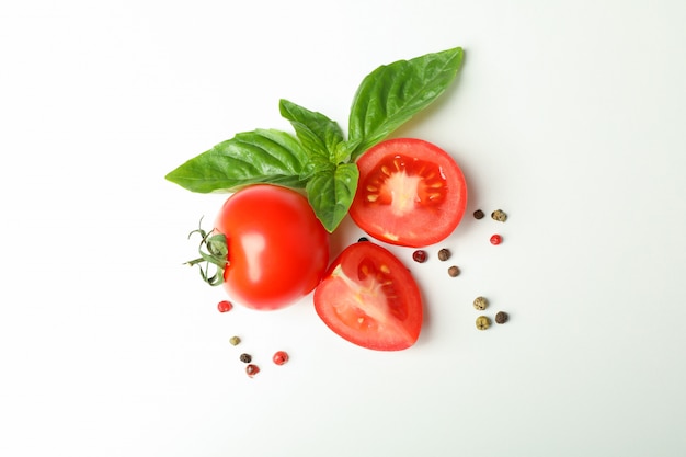 Verse cherry tomaten met basilicum en specerijen ruimte voor tekst en bovenaanzicht. Rijpe groenten