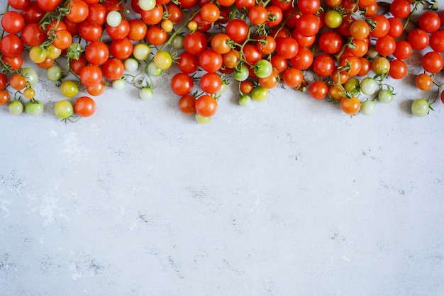 Verse cherry tomaten op een grijze ondergrond