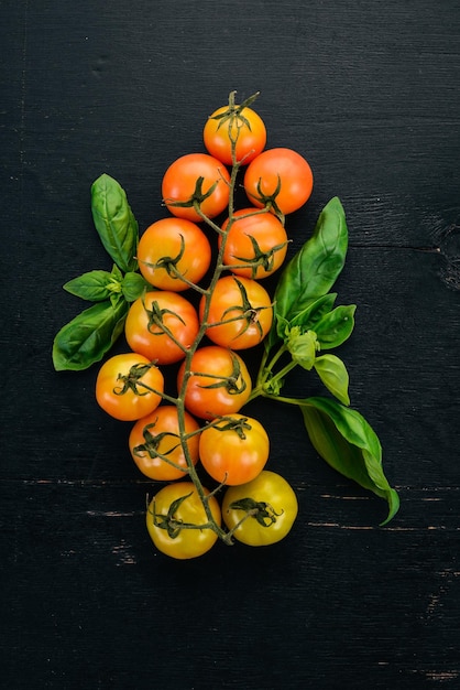 Verse cherrytomaatjes op een takje Bovenaanzicht Op tafel Vrije ruimte voor tekst