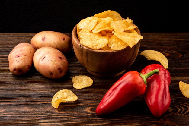 Verse chips met rode peper op een houten tafel