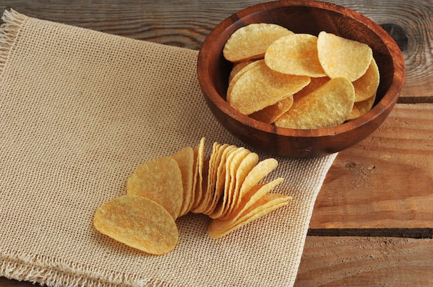 Verse chips op de plaat en chips