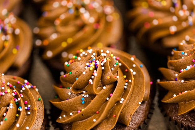 Verse chocolade cupcakes op het dienblad.