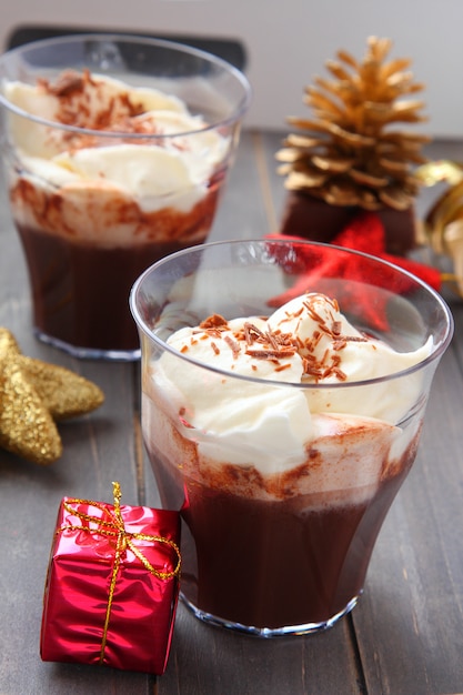 Verse chocolademilkshake met Kerstmisdecoratie op houten lijst