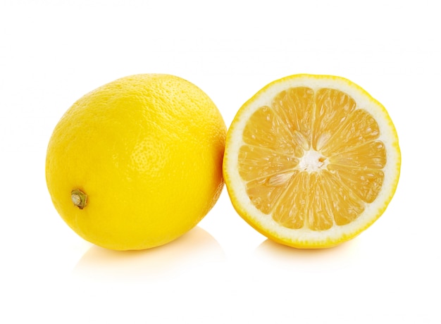 Verse citroen die op een witte achtergrond wordt geïsoleerd