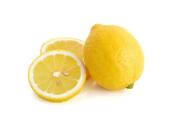 Verse citroen die op wit wordt geïsoleerd