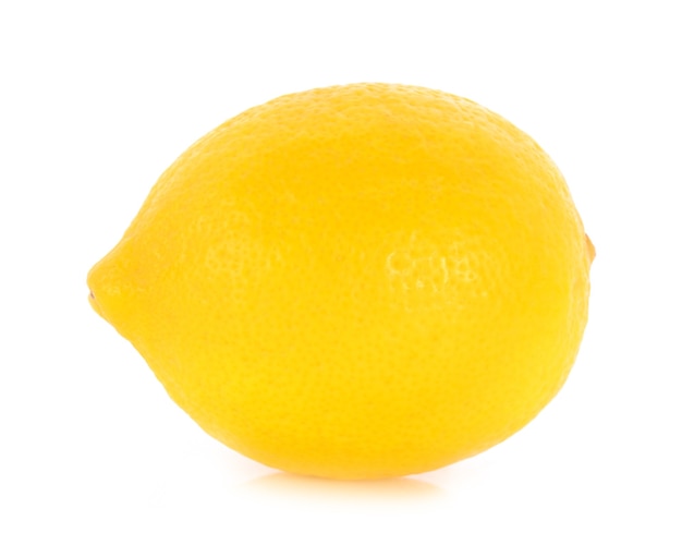 Verse citroen die op wit wordt geïsoleerd.