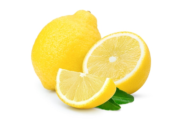 Verse citroen met groen blad dat op wit wordt geïsoleerd
