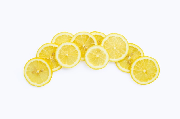 Verse citroen segmenten geïsoleerd op een witte achtergrond.