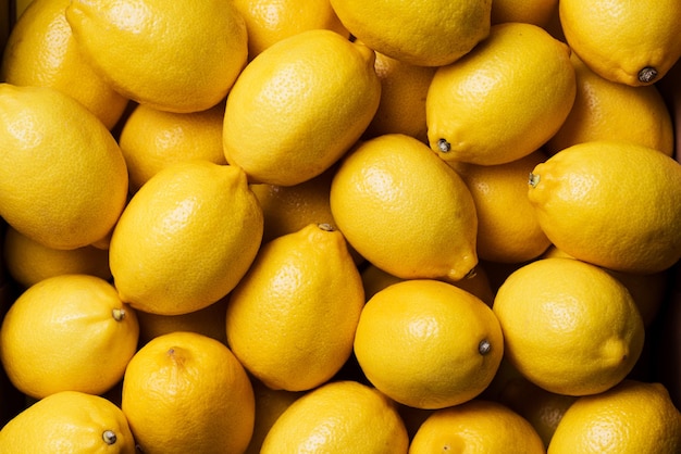 Verse citroenachtergrond Bovenaanzicht Citrusvruchten Vitaminen voor de gezondheid Doos met gele citroenen Liposomale vitamine C